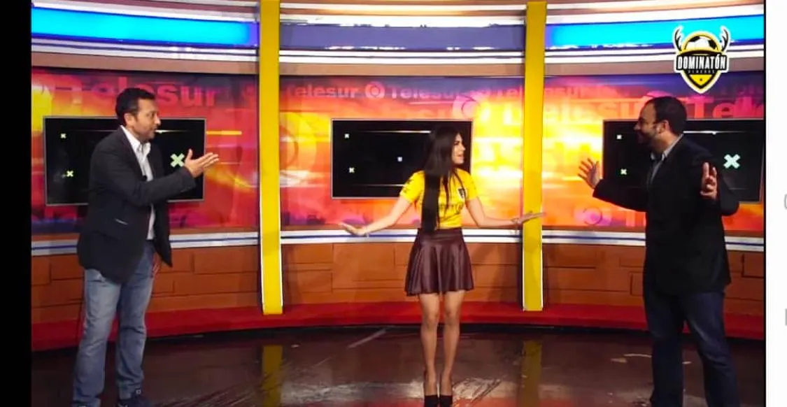 Melba conduce un programa de televisión en vivo, entre dos copresentadores